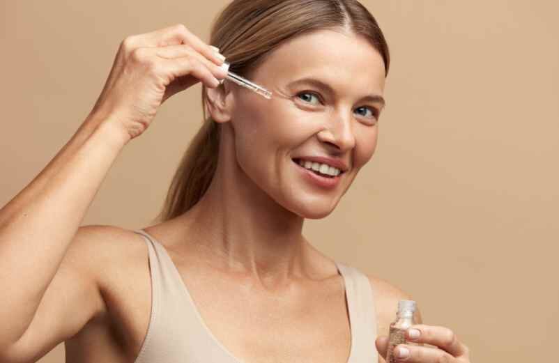 Une peau de visage bien hydratée grâce à un sérum au CBD