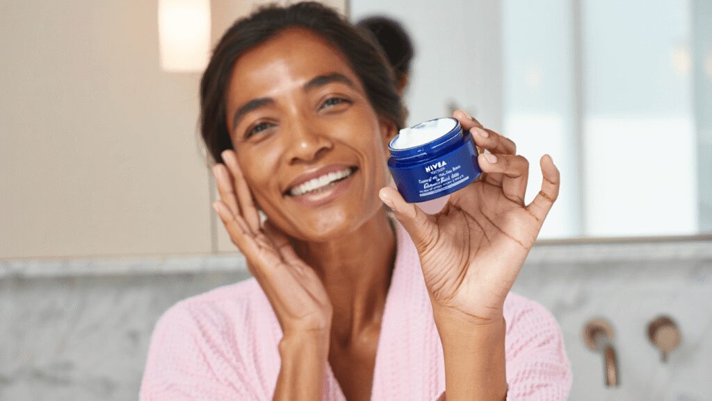 Une dermatologue explique pourquoi cette crème
culte revient autant dans les routines beauté après 50 ans