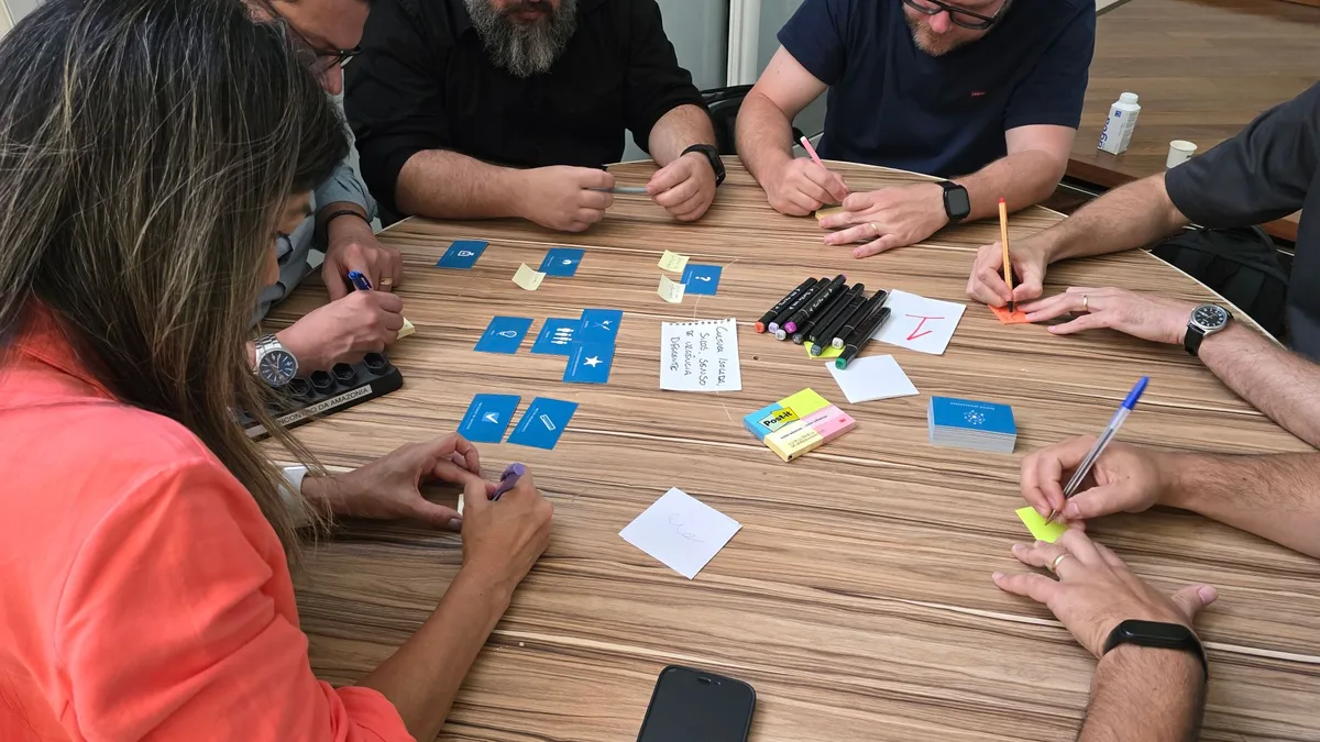 Groupe de personnes participantes à une activité créative ensemble