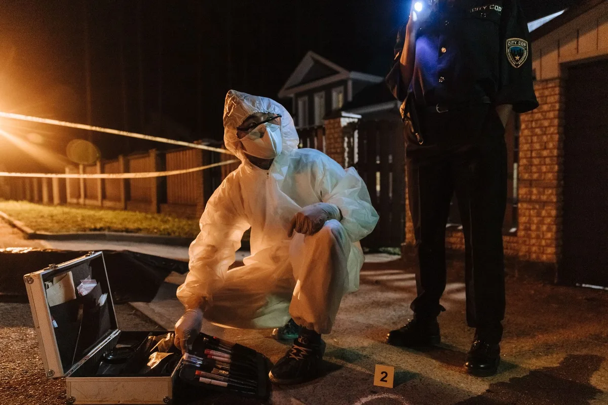 Équipe de médecine légale analysant des indices sur une scène de crime