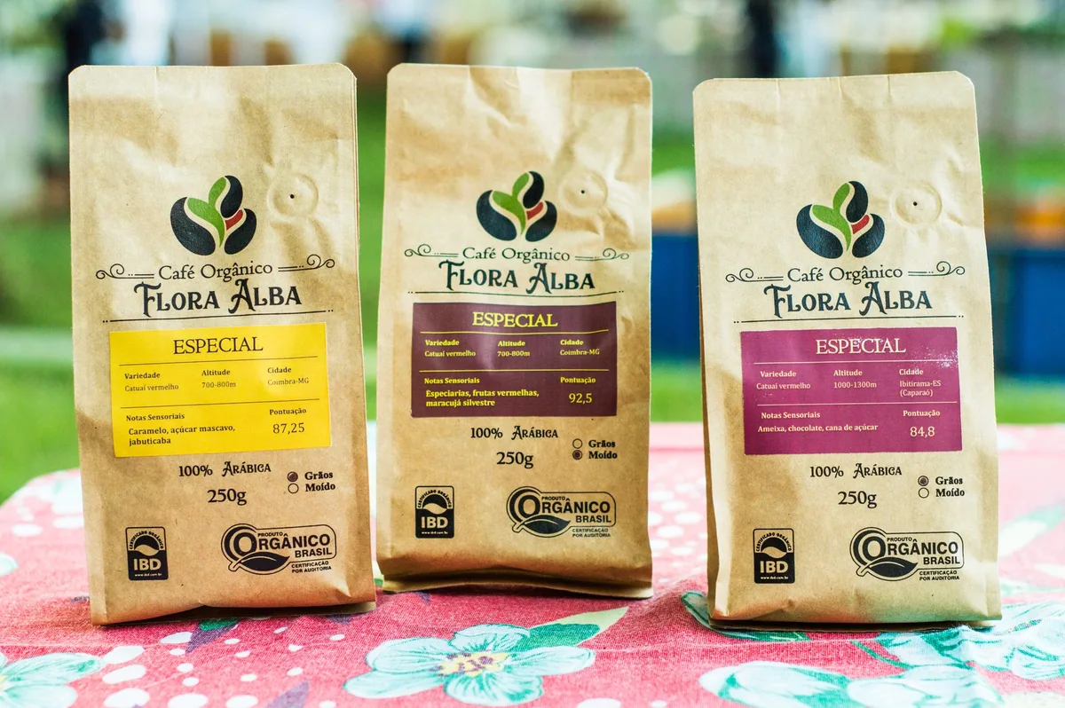 Paquet de café biologique avec logo de certification officielle visible