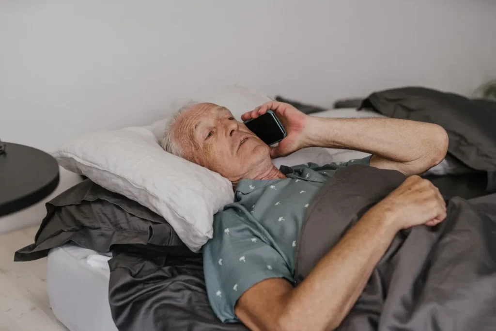 Personne âgée reposant dans une pièce fraîche pendant une canicule