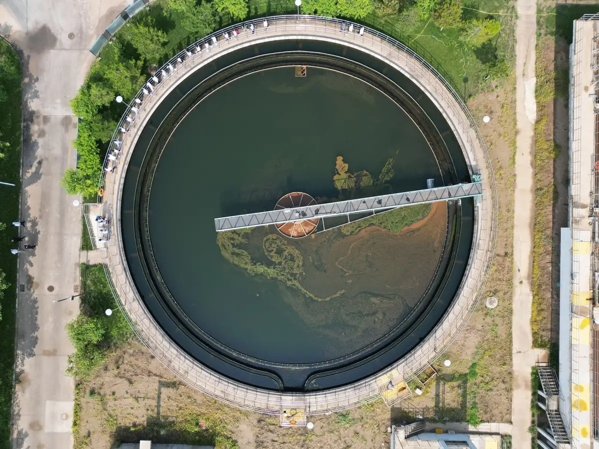 Usine de traitement d'eau potable et station d'épuration dépendant de l'électricité.