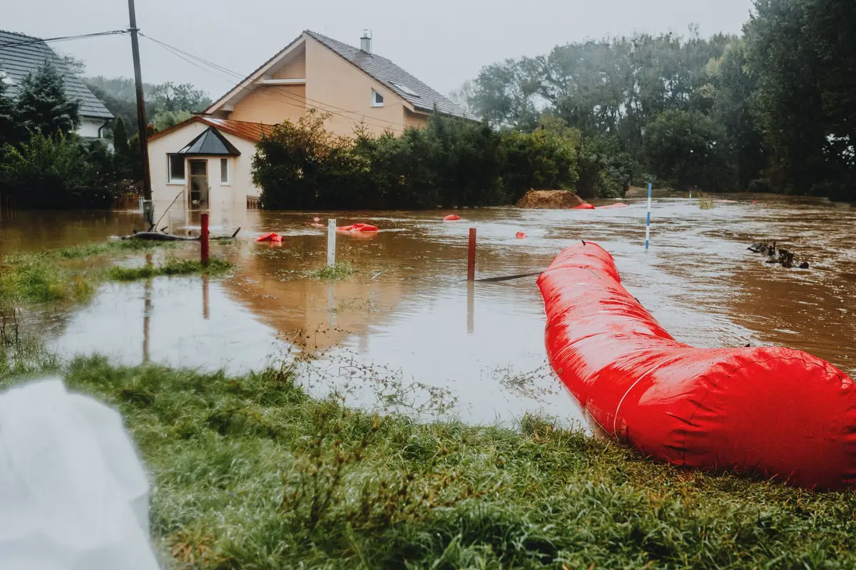 Réserve d'eau potable stockée à titre de précaution dans un foyer.