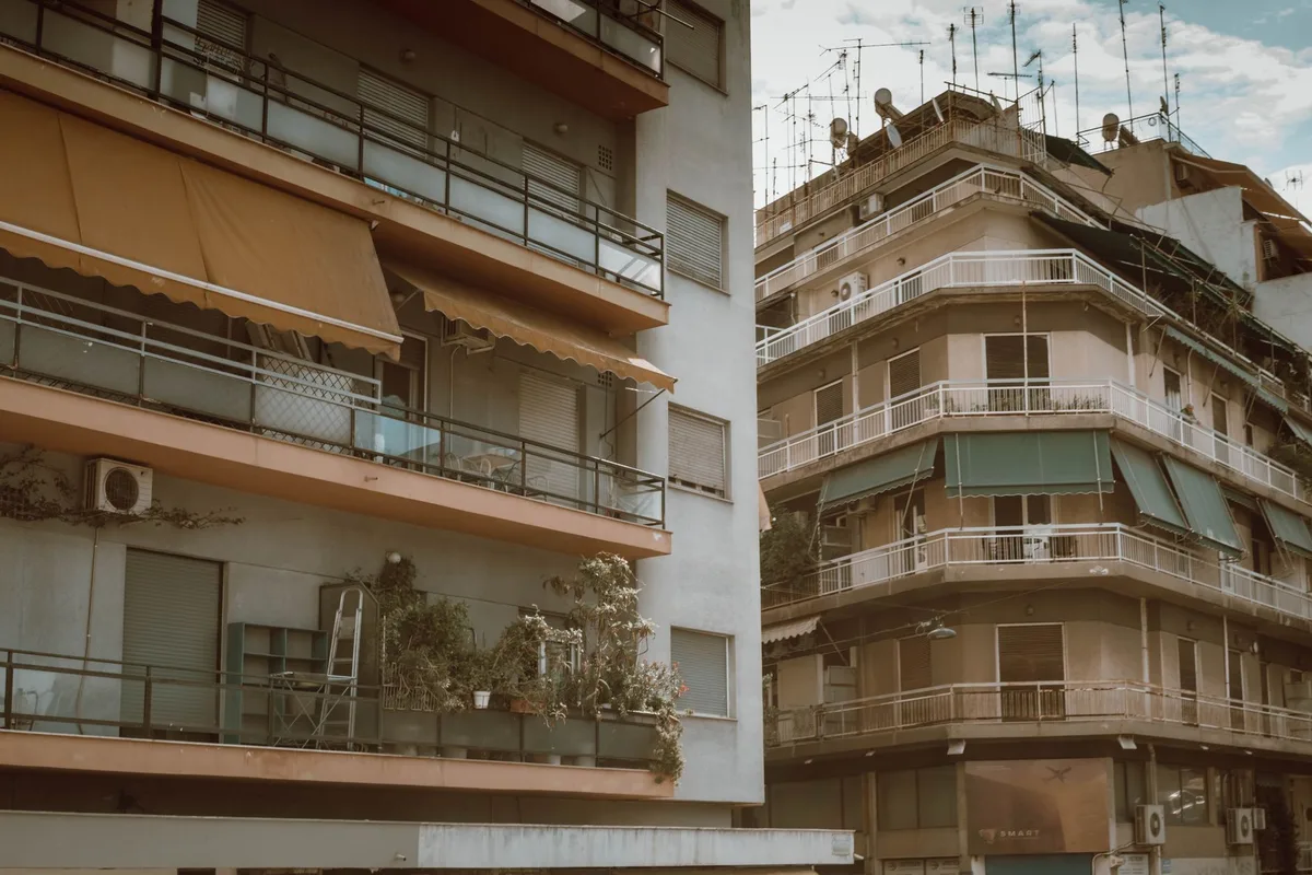 Intérieur d'un logement surchauffé avec fenêtres fermées pendant une vague de chaleur