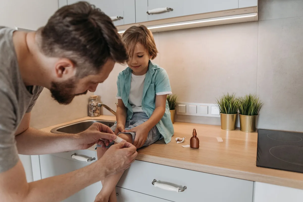 Gestes de premiers secours pour refroidir un enfant : compresses humides et eau fraîche