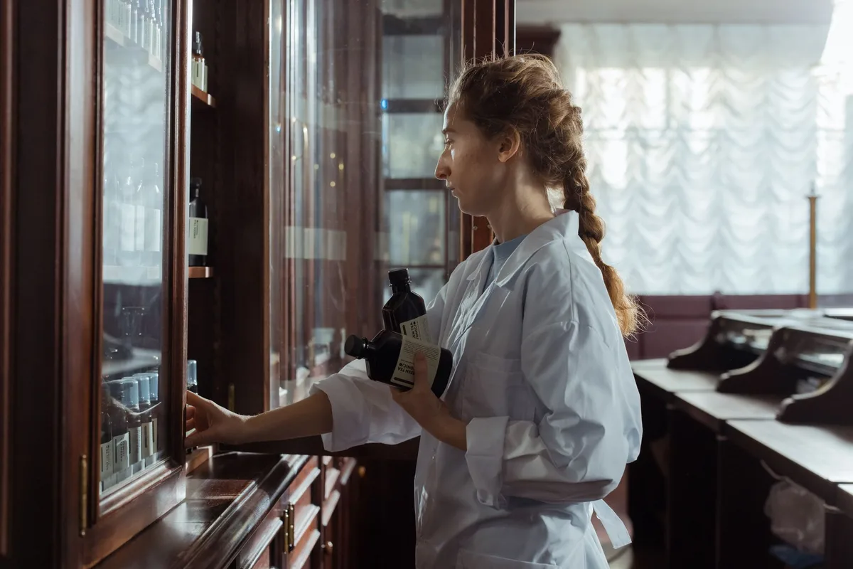 Intérieur d'un dispensaire légal avec comptoir de service