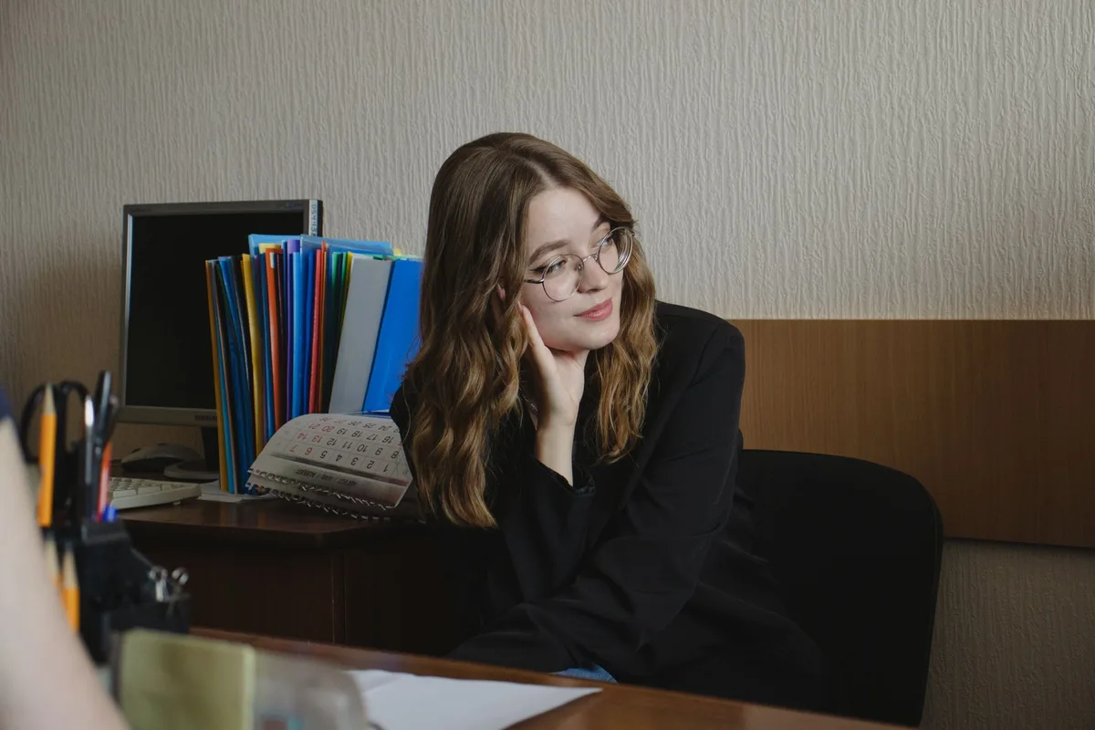 Personne assise longtemps à son bureau, posture sédentaire.