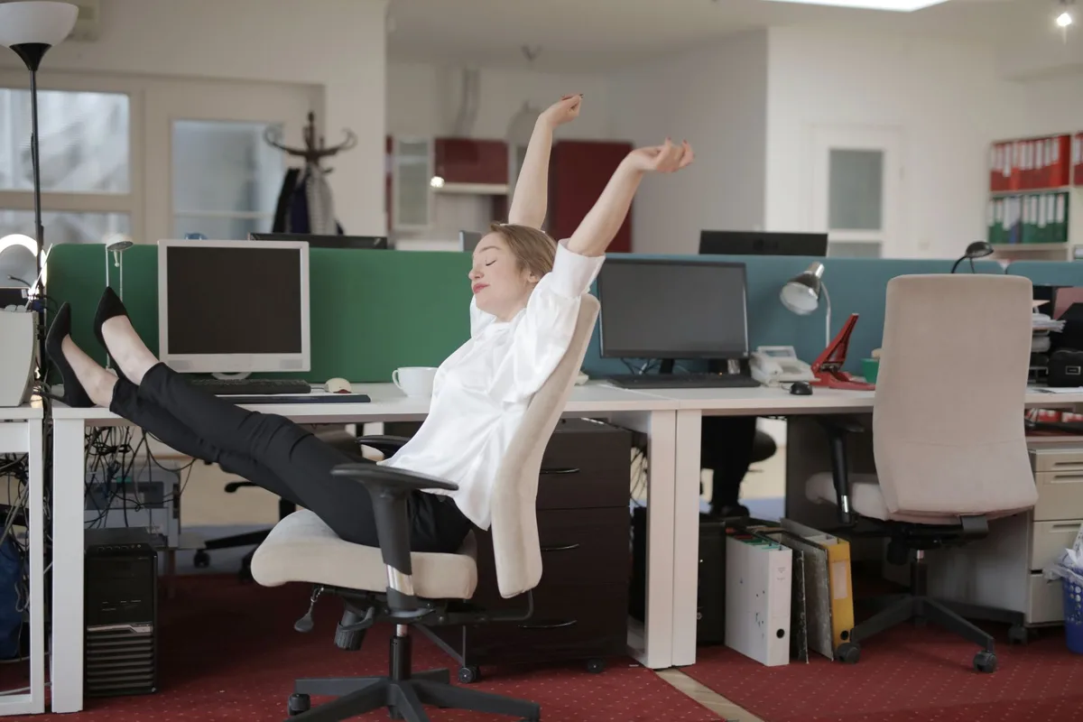 Personne faisant des étirements pendant une pause au travail.