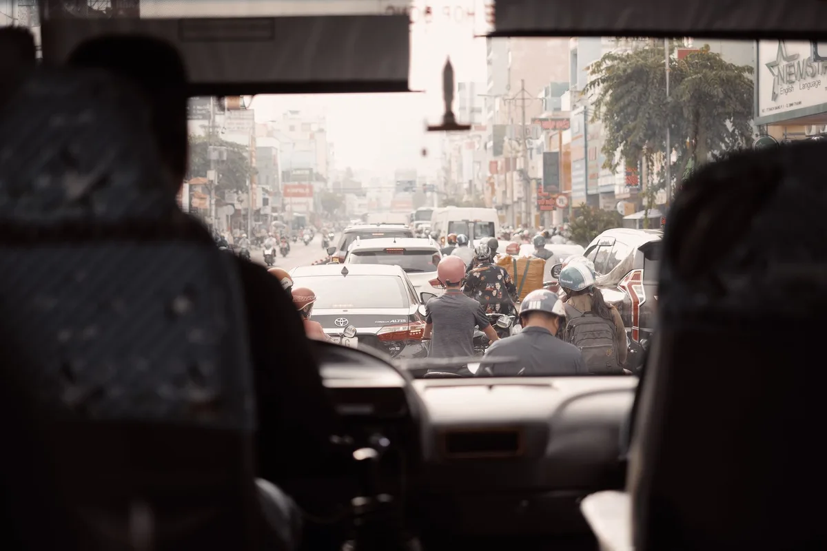 Route congestionnée avec de nombreux véhicules lors des heures de pointe