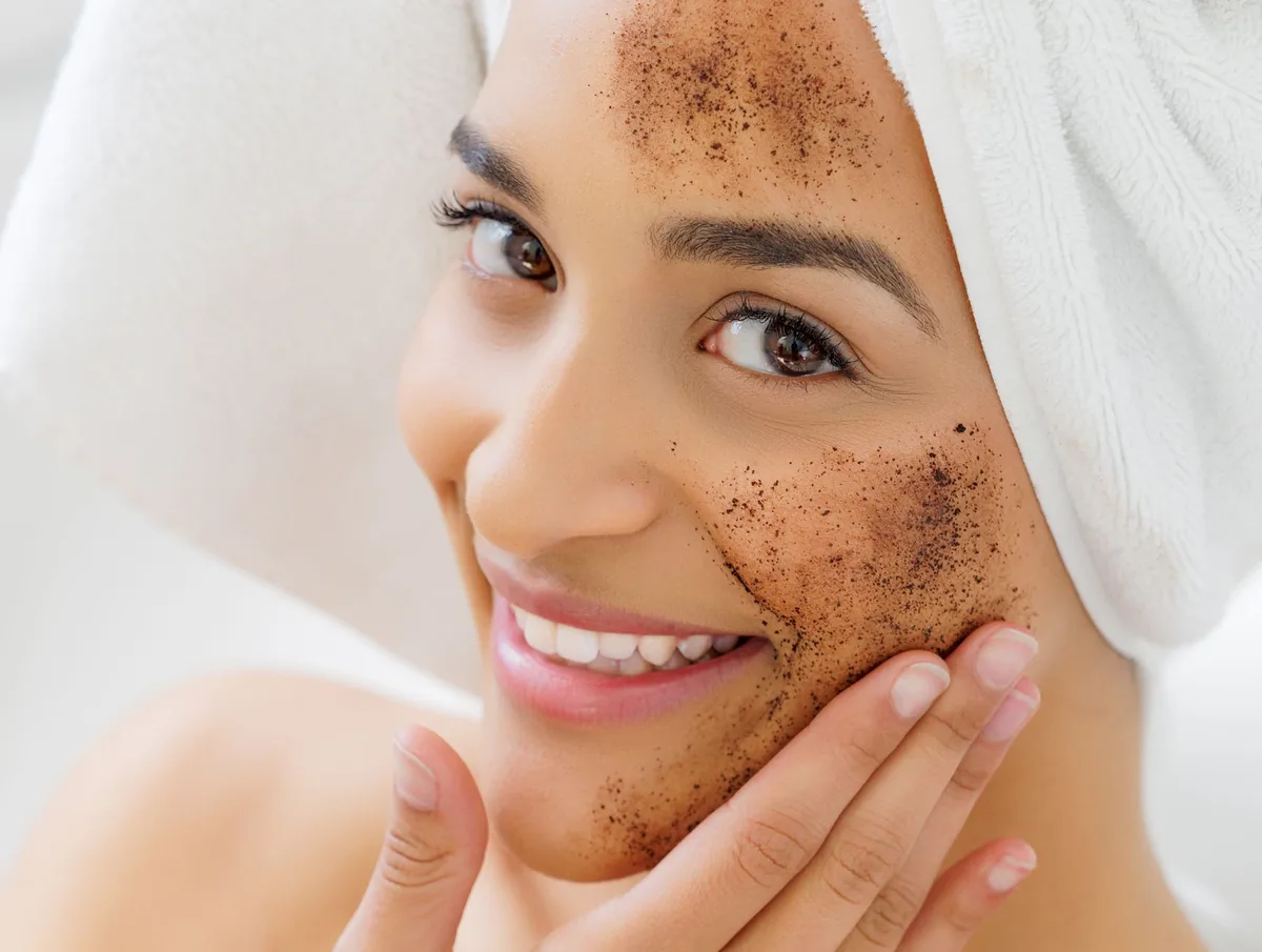 Gommage exfoliant appliqué délicatement sur la peau du visage