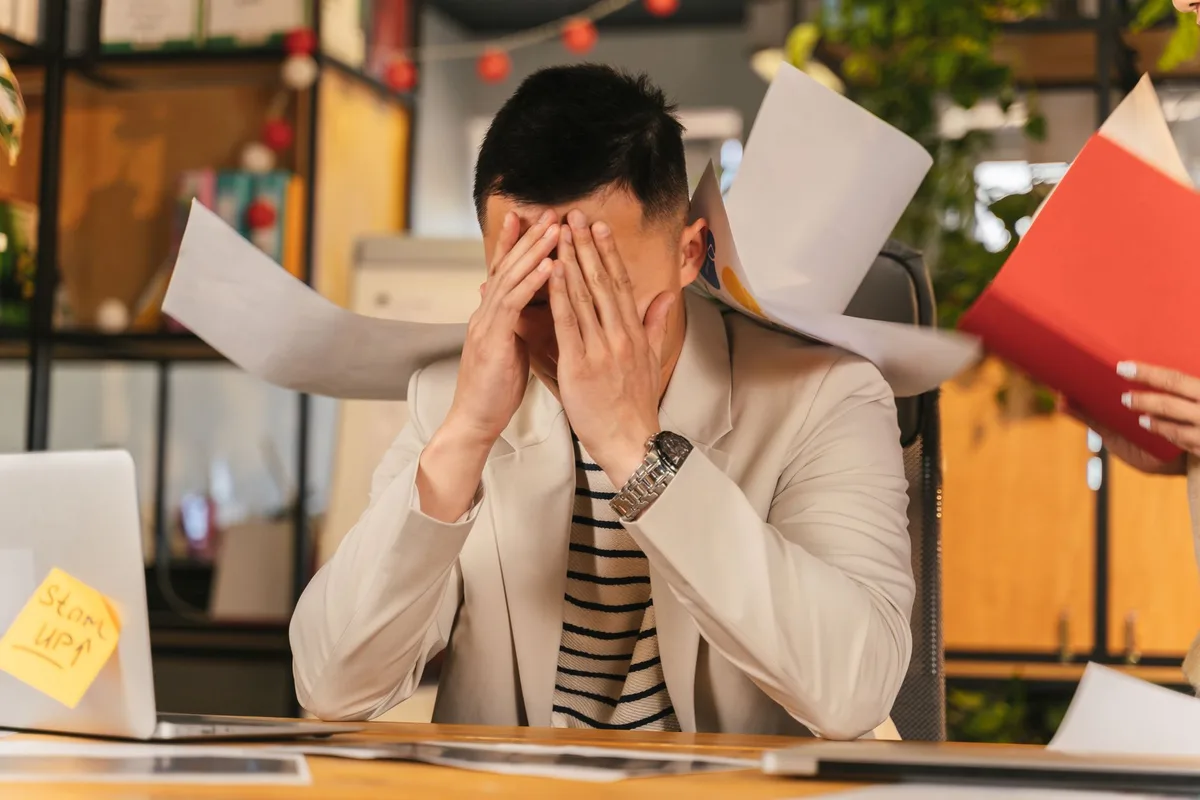 Personne surmenée au bureau avec beaucoup de tâches et responsabilités