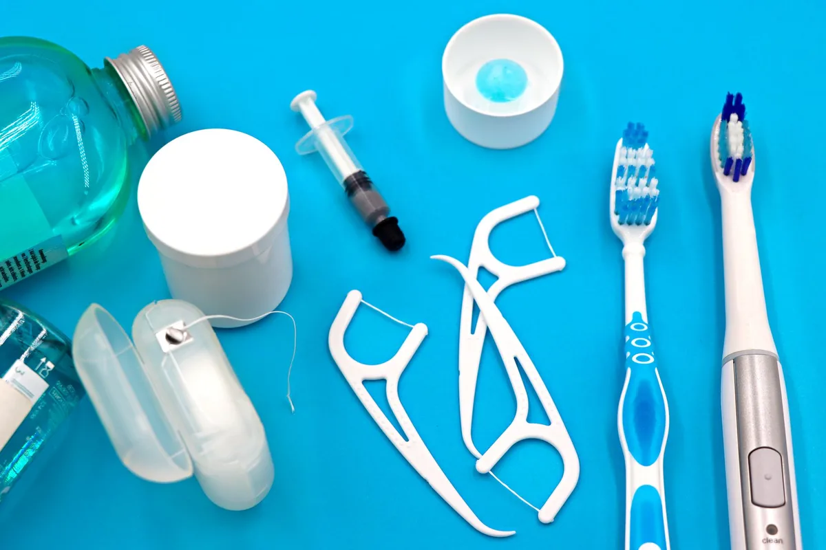 Personne se brossant les dents et la langue avec soin