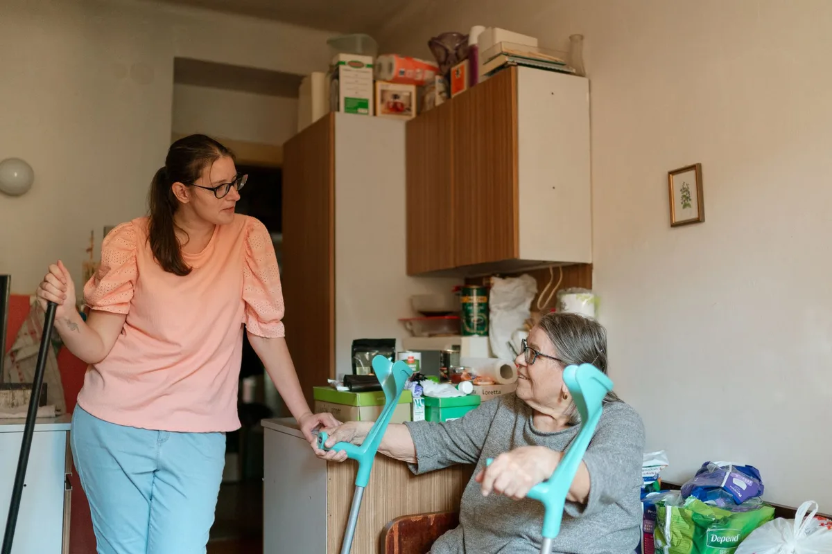 Proches en conversation bienveillante, symbolisant le soutien familial et le dialogue respectueux auprès d'une personne 