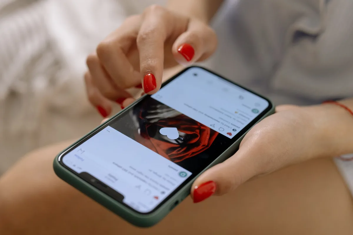 Écran de téléphone affichant des réseaux sociaux avec des contenus viraux