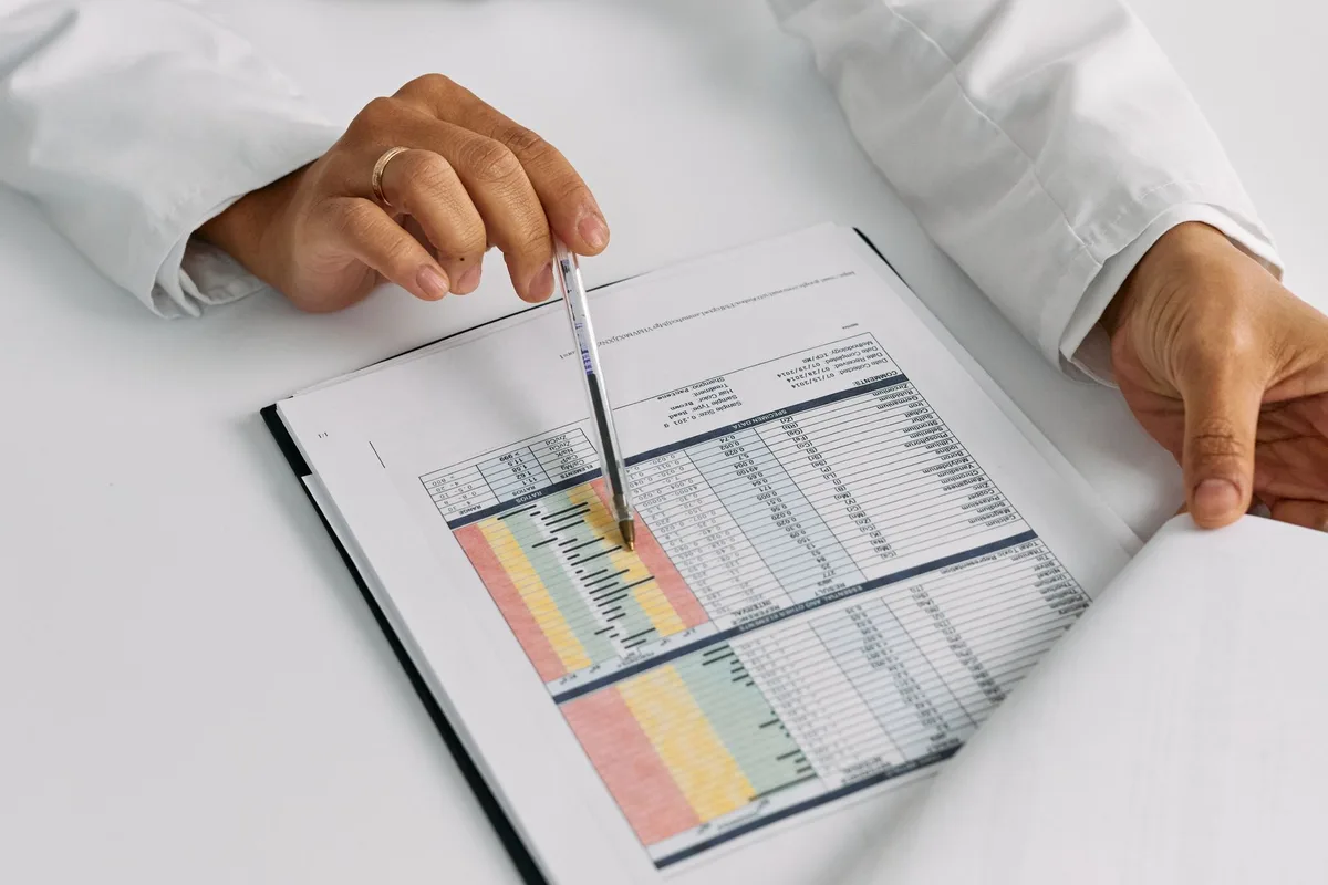 Consultation médicale avec un patient discutant de ses données de douleur chronique