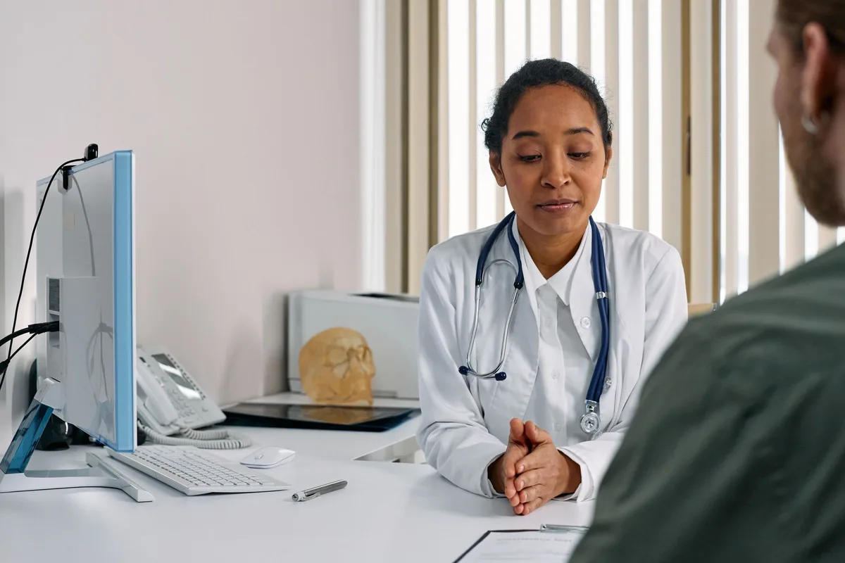 Médecin et patient en discussion sur les options de traitement et les interactions médicamenteuses