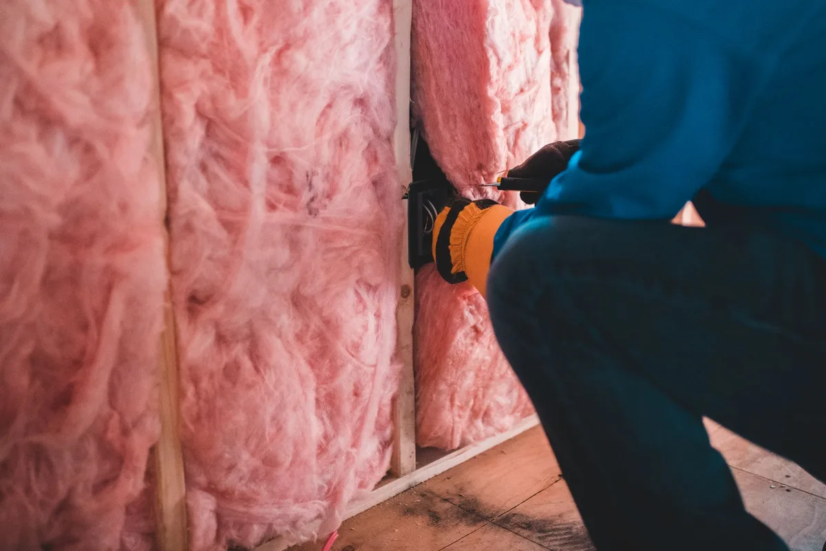 Un professionnel réalisant un audit énergétique d'une maison pour identifier les travaux prioritaires