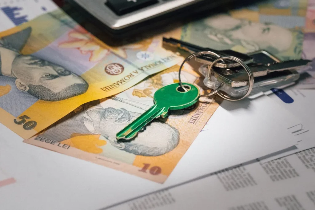 Mains tenant des documents de prêt et des plans de rénovation énergétique sur un bureau
