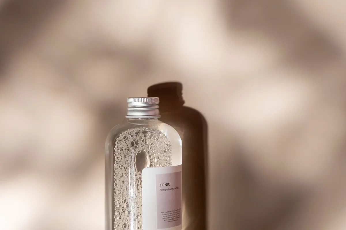 Flacon de glycérine pure, liquide incolore et visqueux