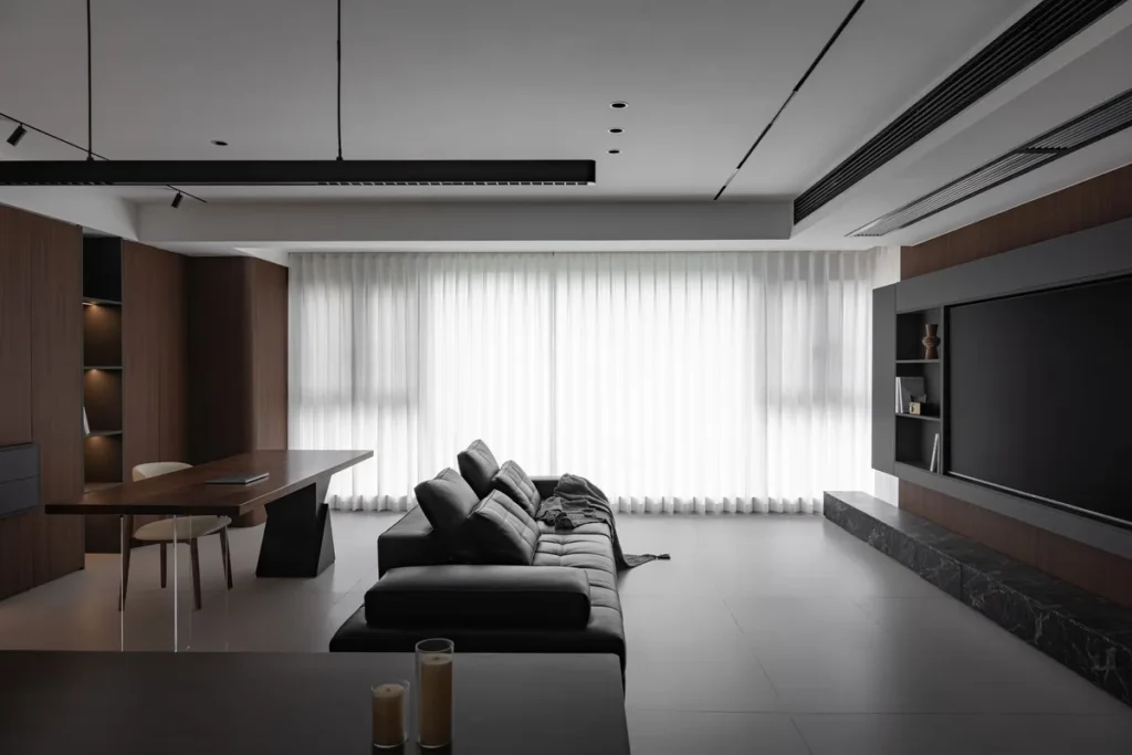 Intérieur lumineux et apaisant avec mobilier bien agencé, plantes et textiles naturels