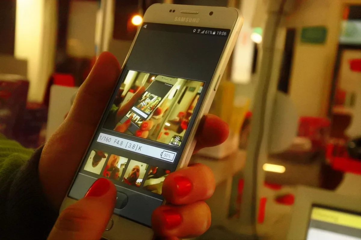 Femme appliquant un filtre beauté sur son téléphone pour retoucher son visage
