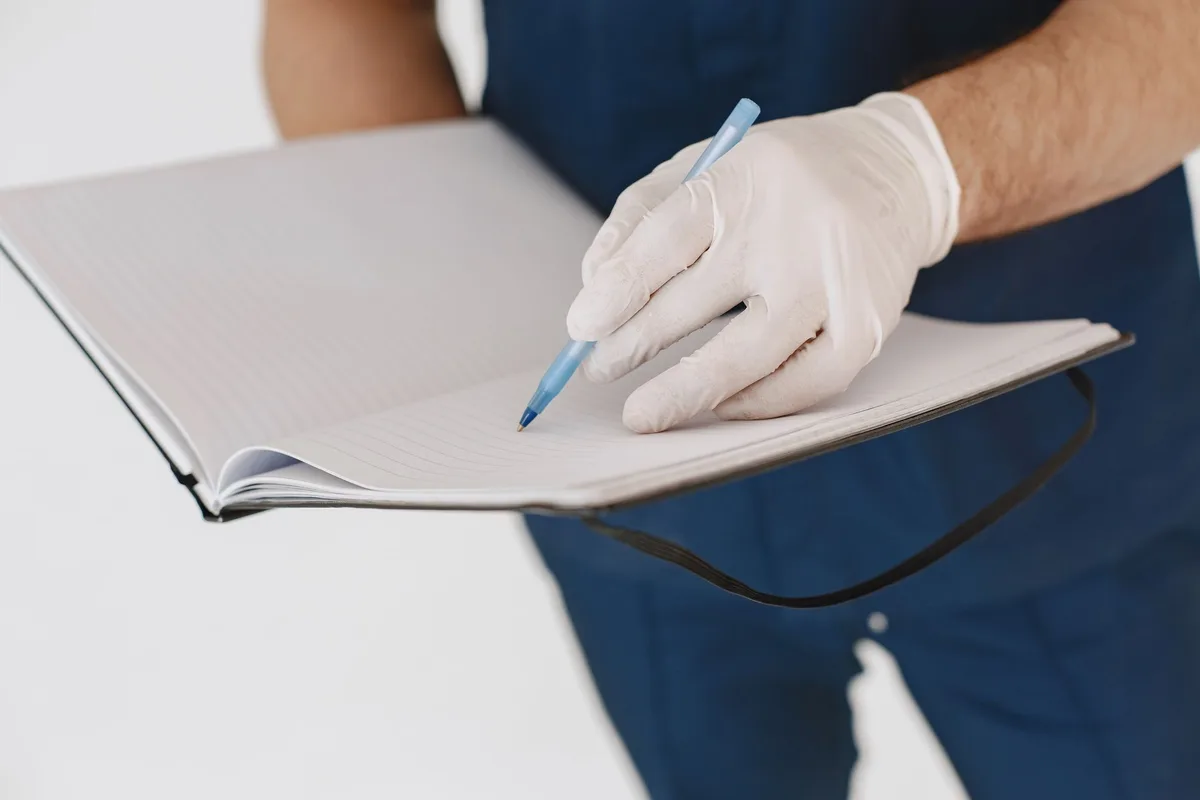 Carnet de suivi des symptômes avec notes manuscrites et données de santé