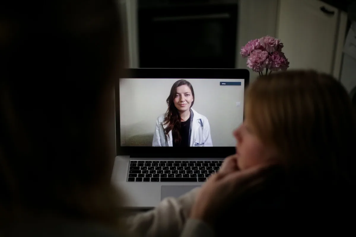 Consultation médicale en télésanté via ordinateur portable pour l'accès aux soins au cannabis