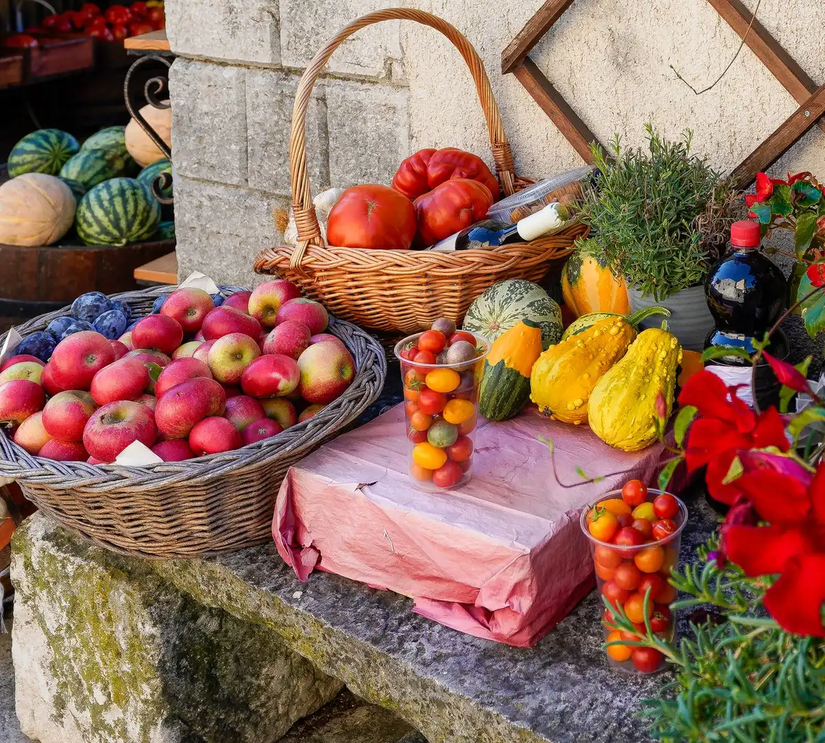 Panier rempli de fruits et légumes frais issus de l'agriculture biologique