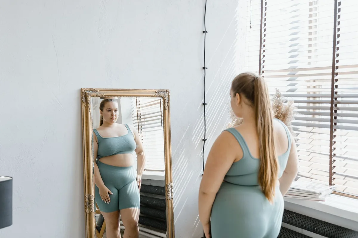 Femme observant son reflet dans le miroir avec sérénité