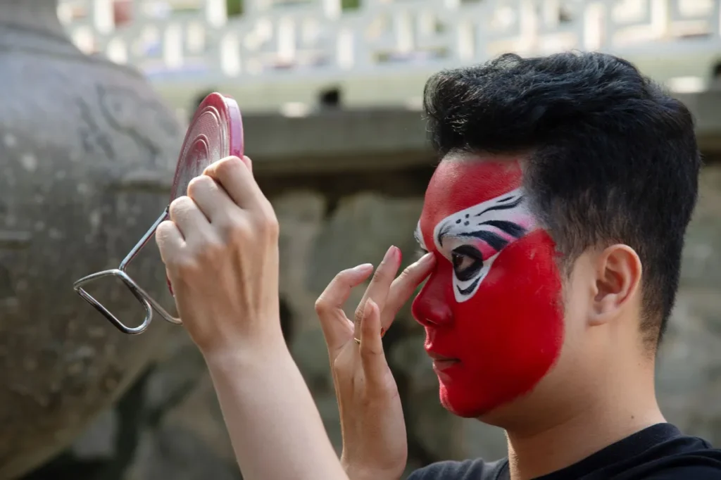 Mains appliquant du maquillage devant un miroir avec des produits cosmétiques