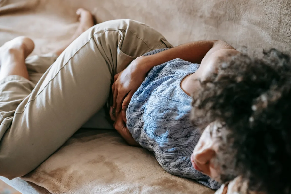 Patient consultant un médecin pour une douleur abdominale à l'urgence