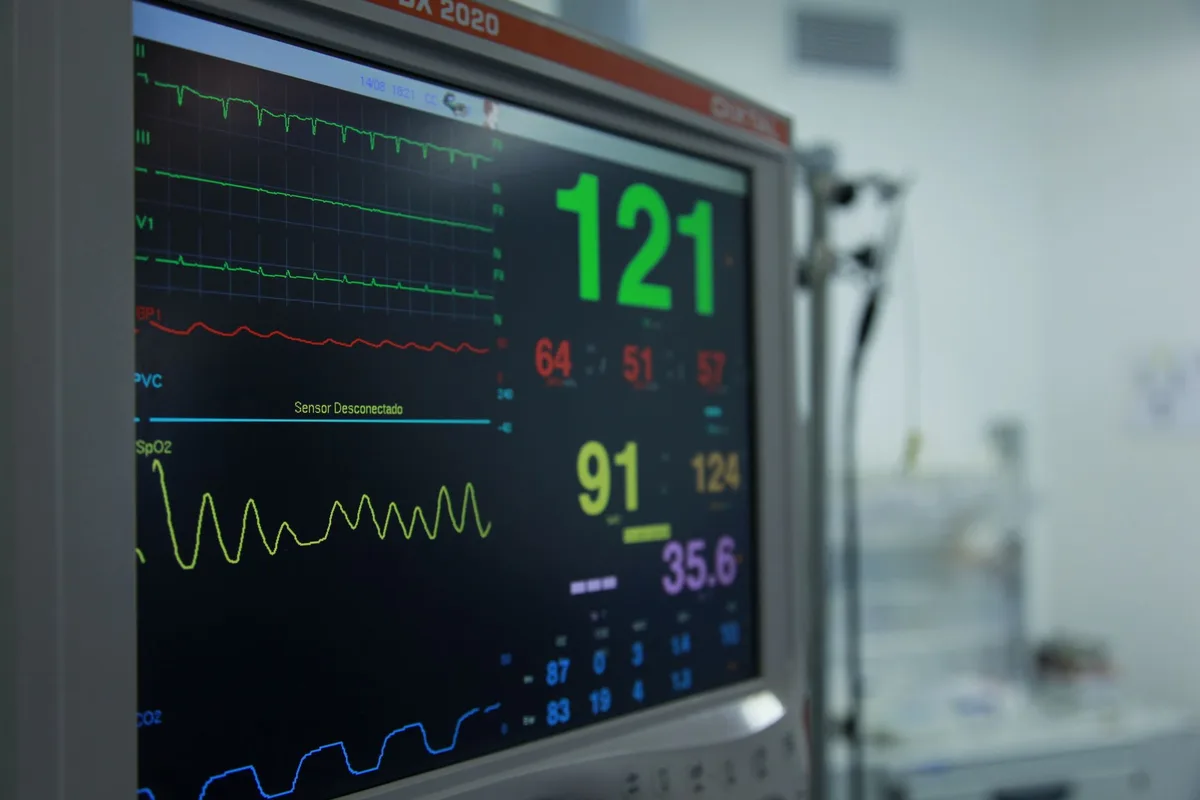 Unité de soins intensifs avec équipements de surveillance médicale