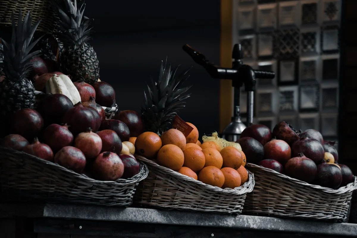 Assortiment de fruits et légumes colorés riches en vitamine C et antioxydants pour la santé de la peau