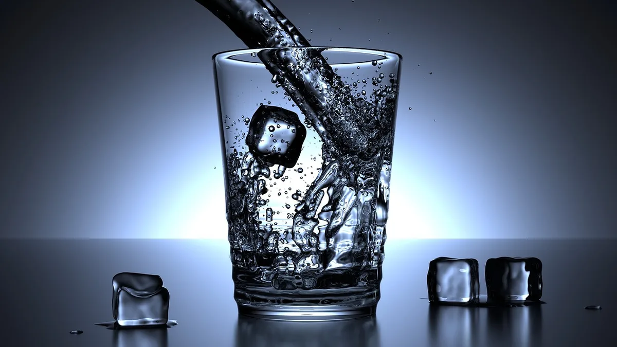 Personne âgée s'hydratant régulièrement par temps chaud