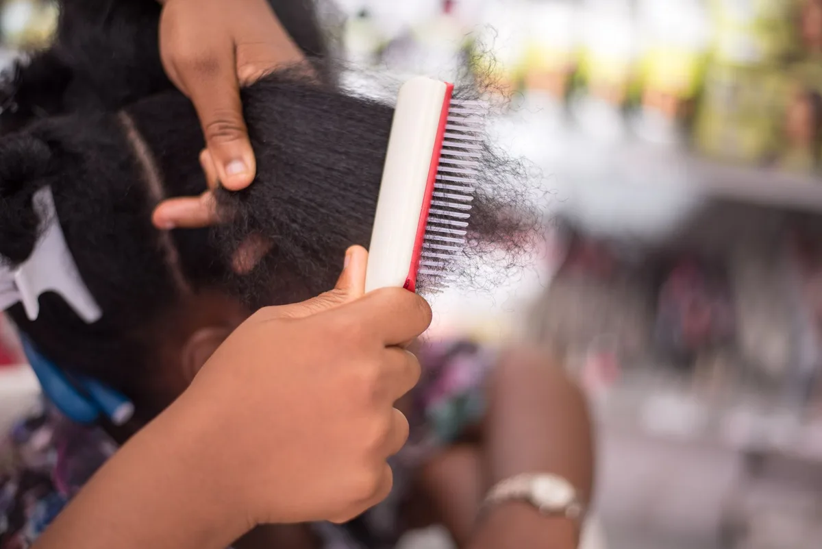 Brossage des cheveux avant le shampooing pour éliminer les saletés superficielles