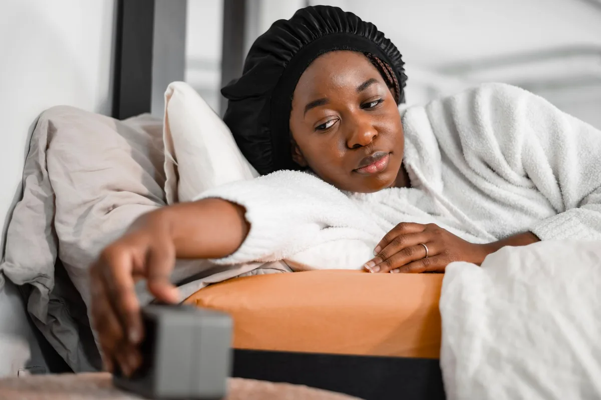 Personne au réveil avec un rythme de sommeil régulier