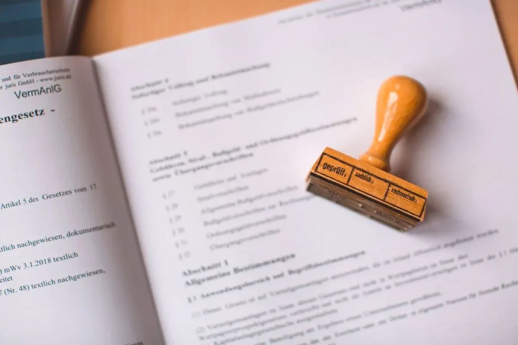 Personne examinant des documents botaniques et des guides de terrain pour vérifier l'identification des plantes