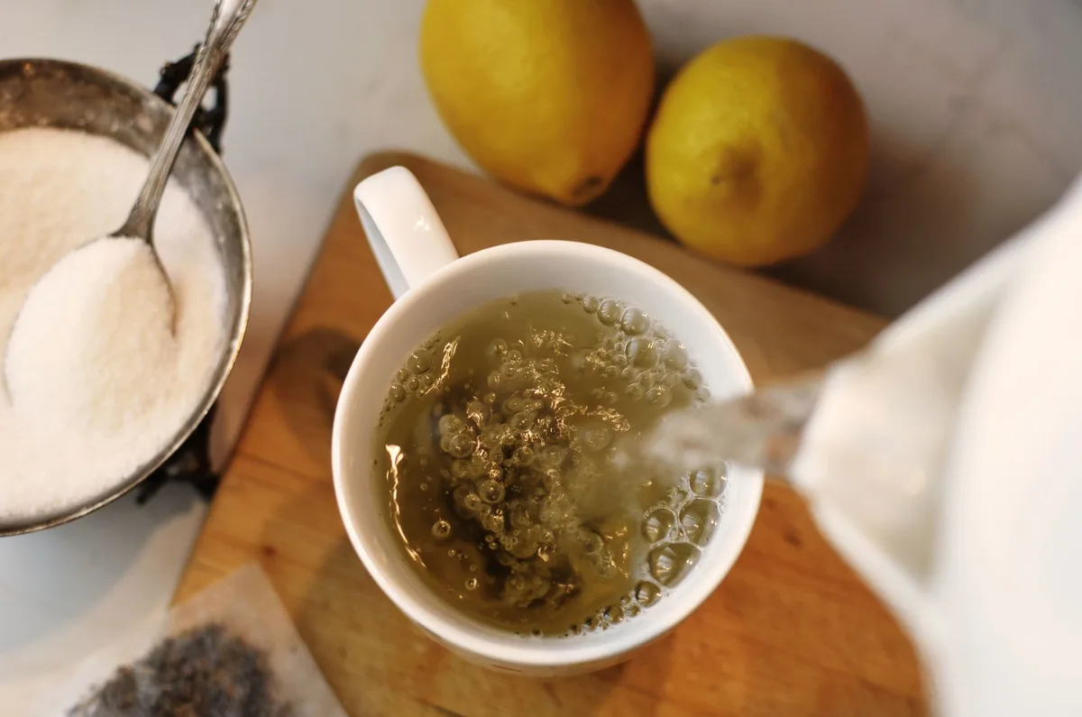 Préparation d'une infusion de rooibos avec eau chaude dans une théière