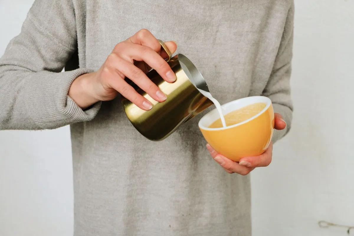 Latte au rooibos avec lait mousseux et décoration gourmande