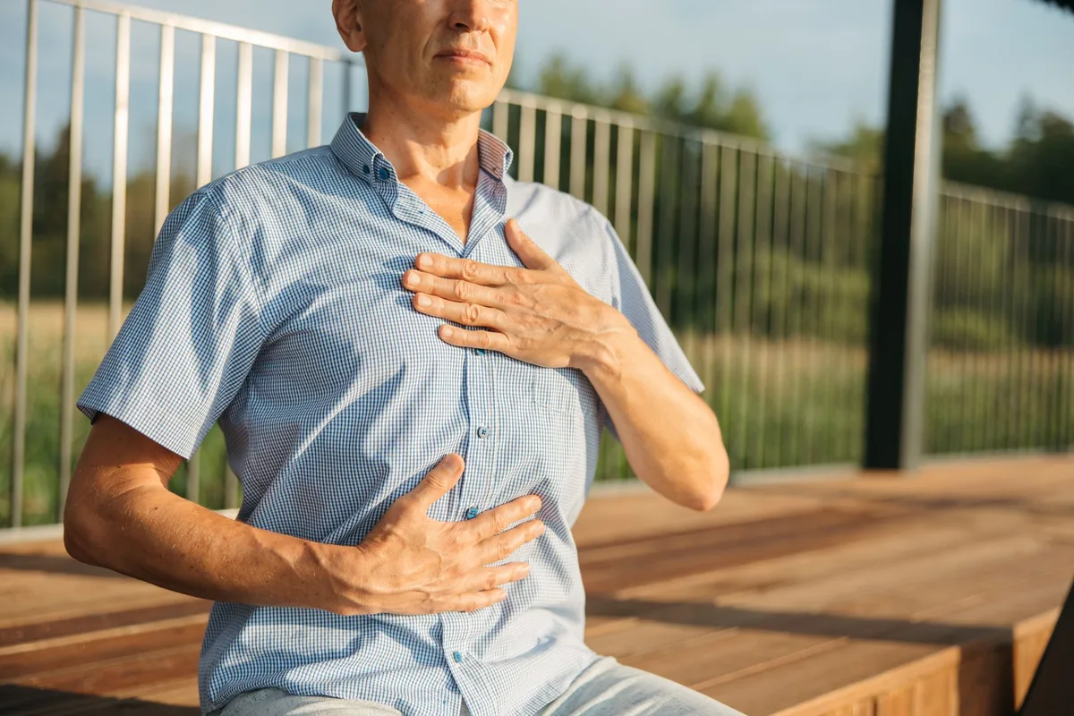 Personne pratiquant une respiration consciente et profonde pour réduire la tension émotionnelle