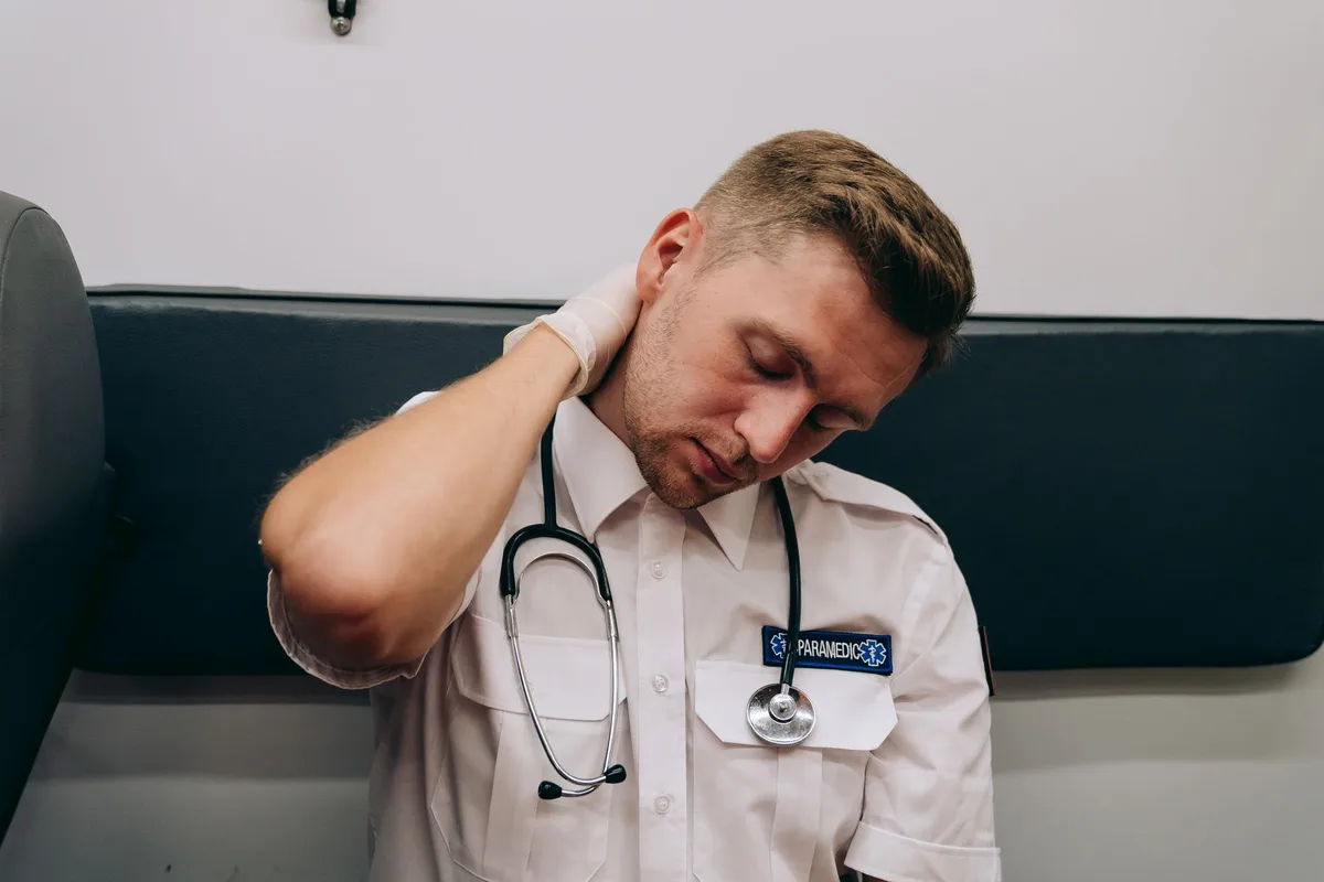Personne âgée en situation de chaleur extrême recevant des soins médicaux d'urgence
