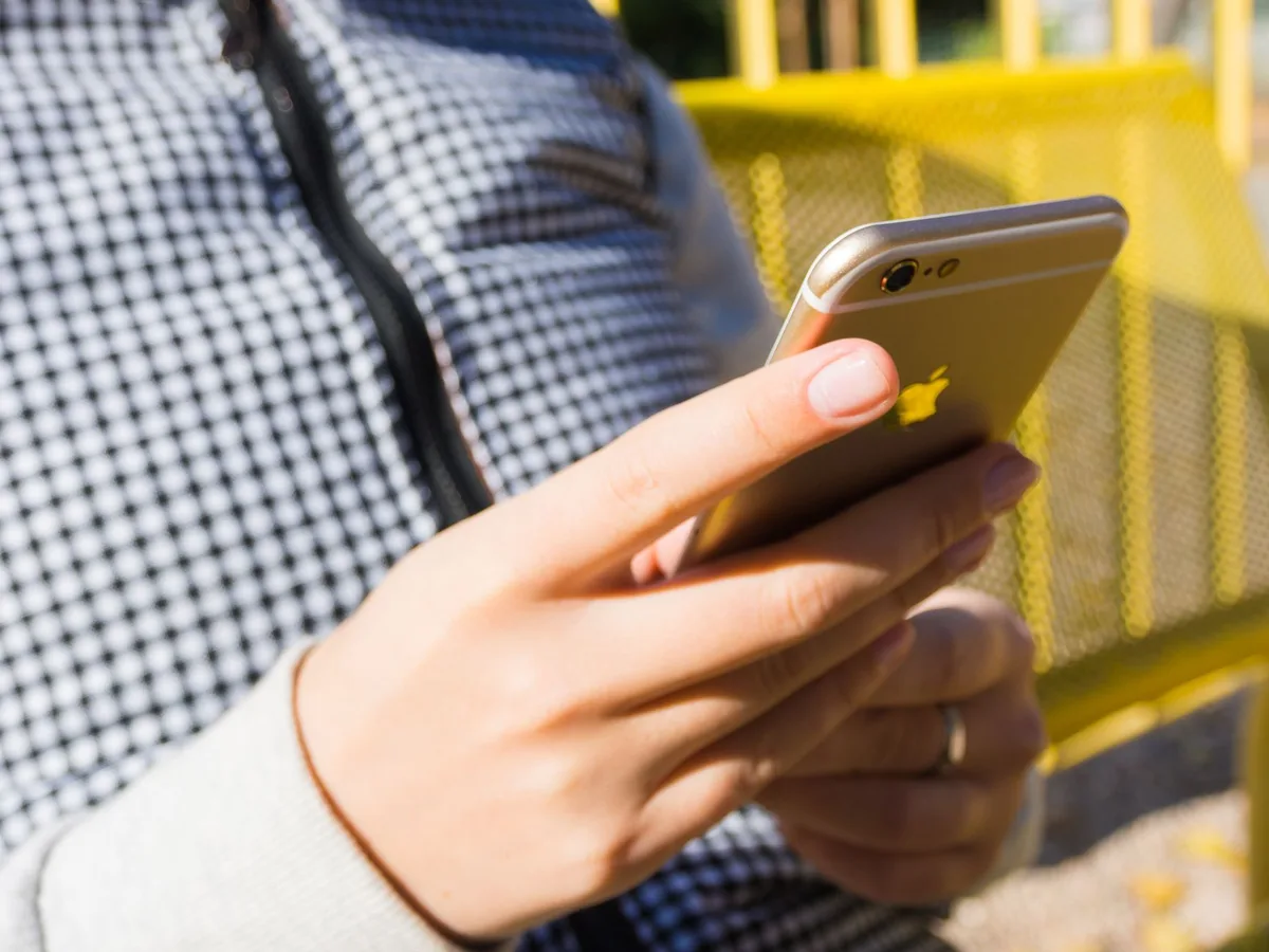 Silhouette de quelqu'un consultant son téléphone, distraite par les notifications