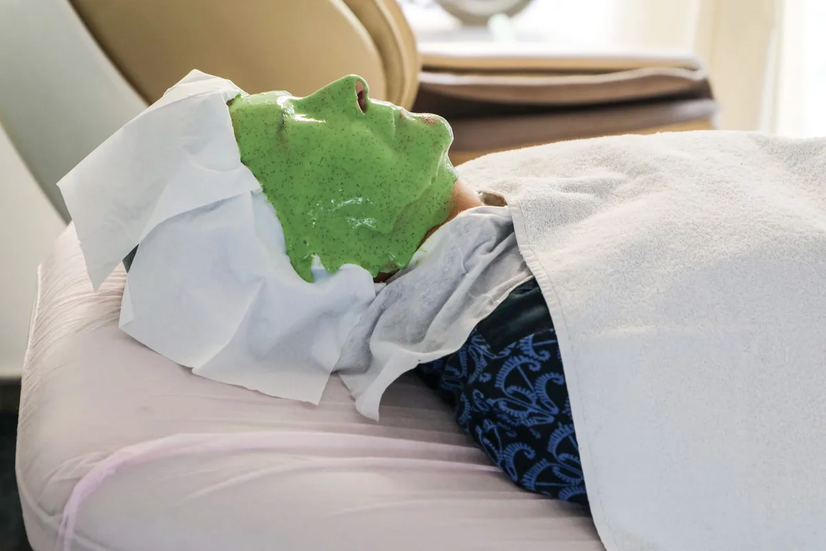 Détail d'un soin à base d'algues marines dans un spa côtier