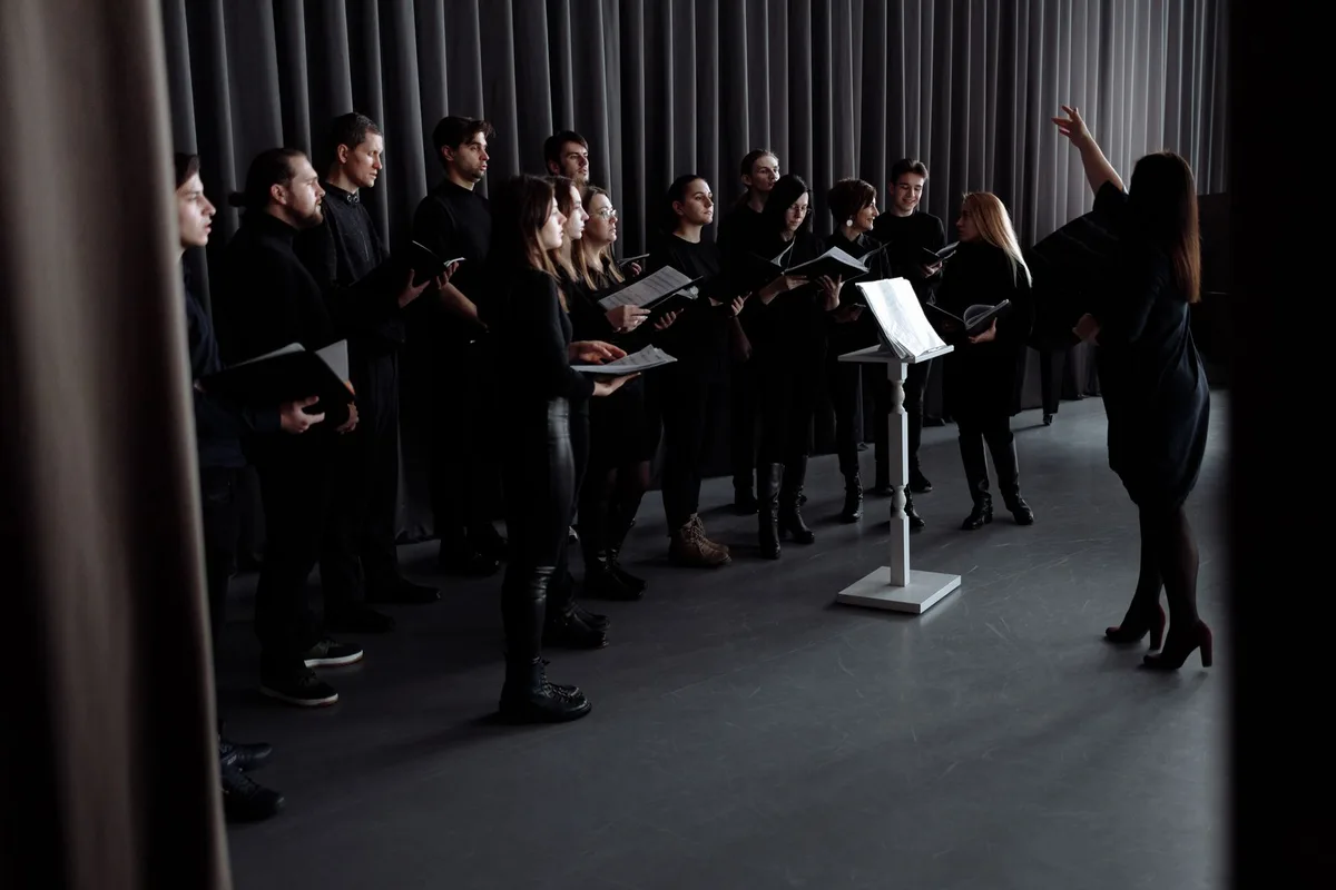 Groupe de personnes chantant ensemble dans une chorale