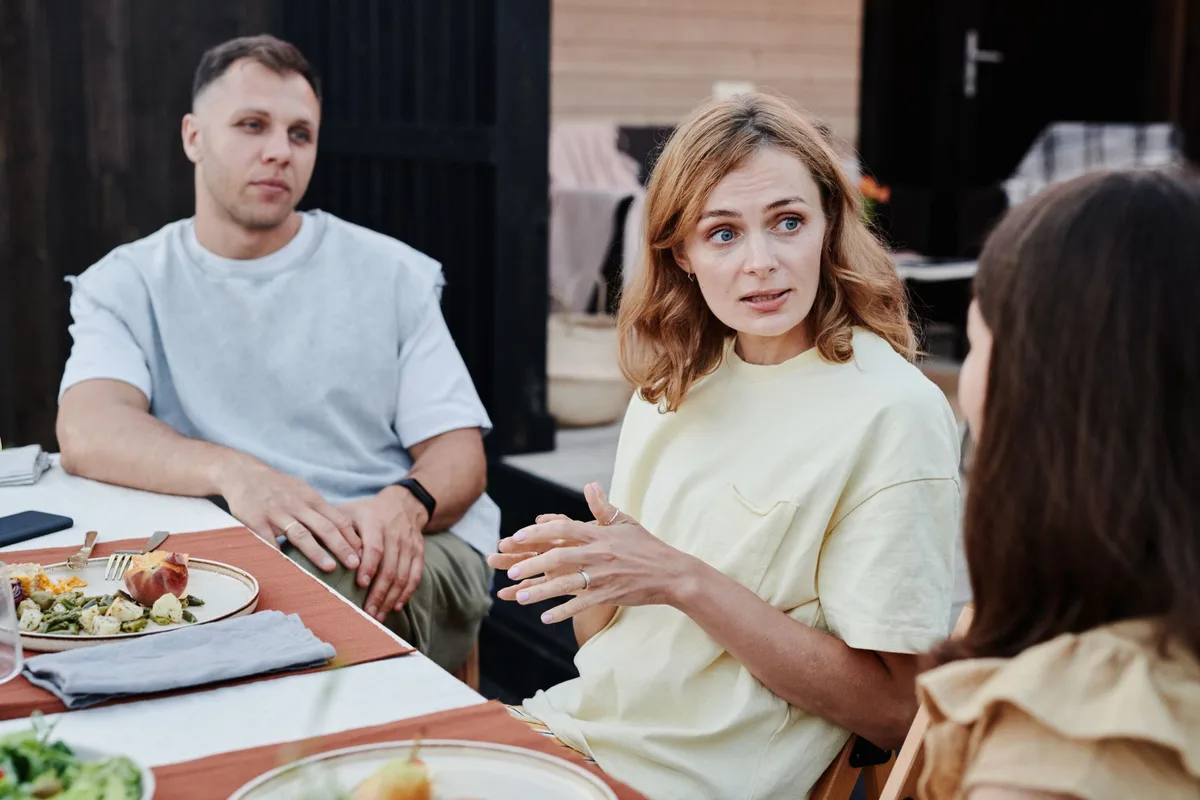 Famille réunie autour d'une table sans écrans, en conversation