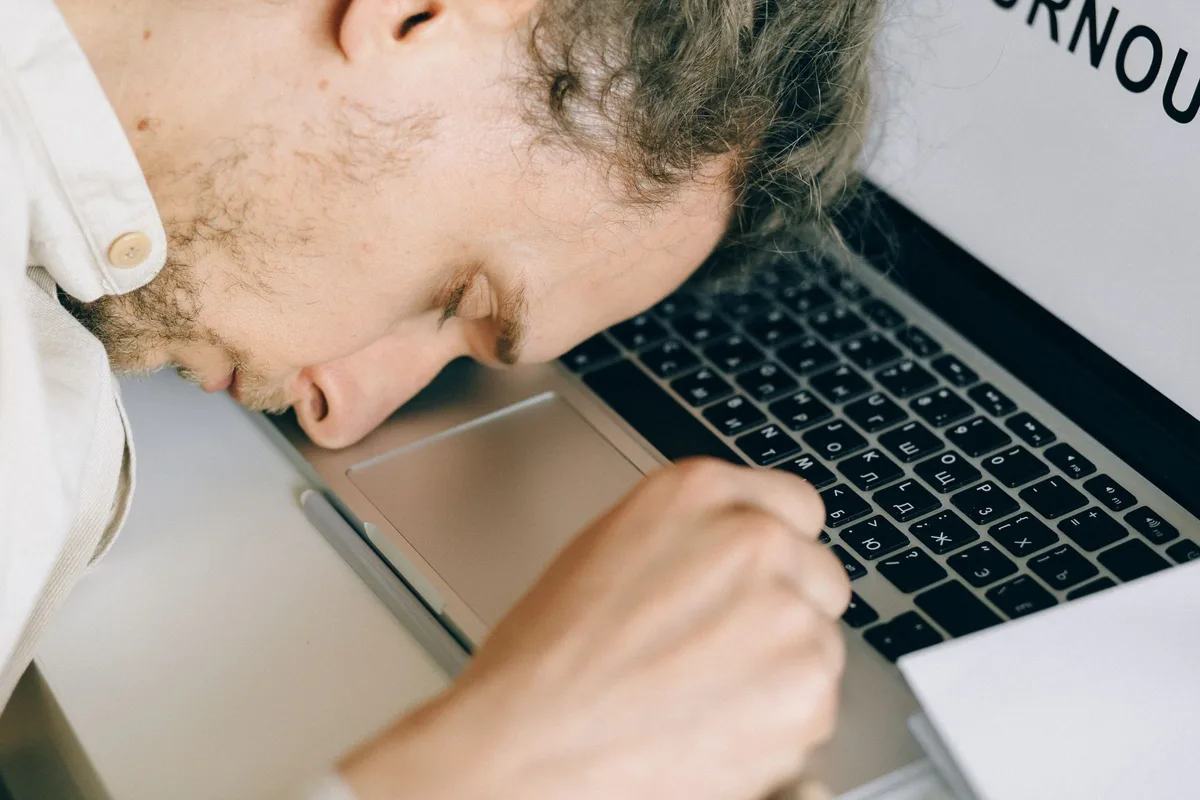 Personne fatigué au travail montrant des signes de stress et d'épuisement