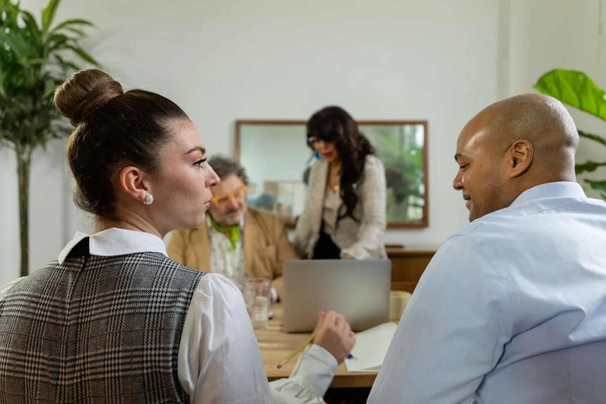 Deux personnes en conversation professionnelle dans un bureau calme