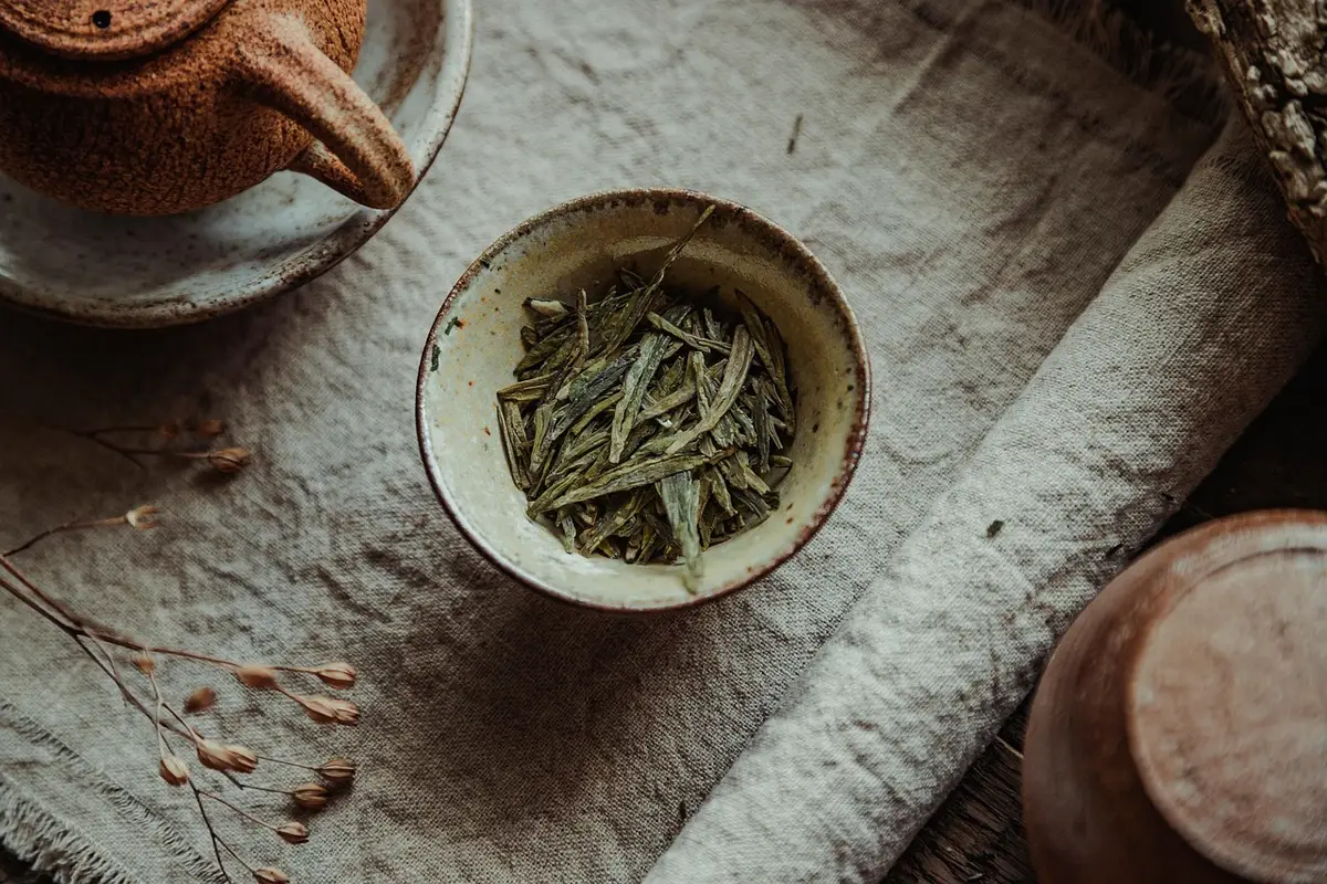 Tasse de tisane aux herbes chaudes, préparée avec intention pour un moment de calme