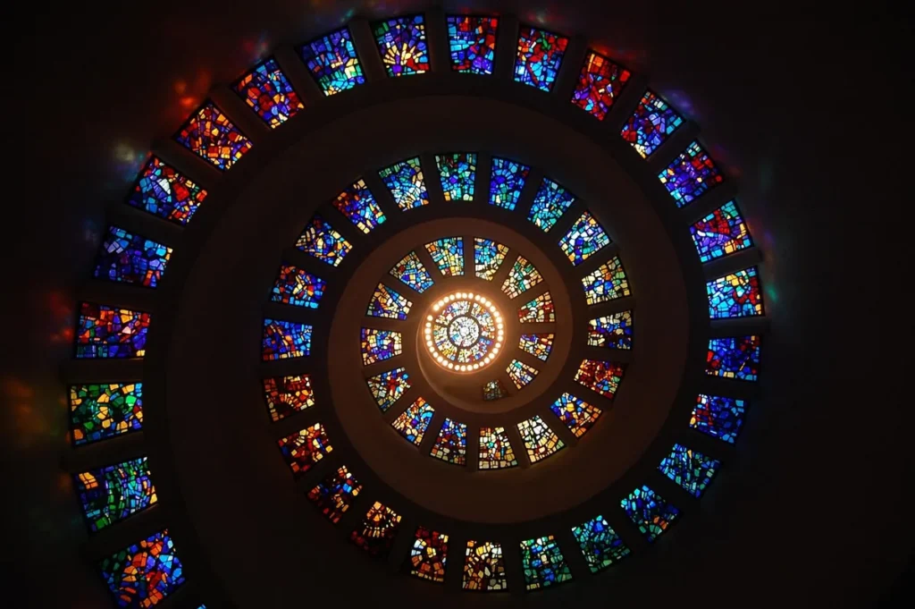 Cérémonie funéraire solennelle dans une chapelle avec bougies, fleurs et assistance recueillie